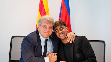 Joan Laporta, con Lamine Yamal el día de su renovación en 2023.