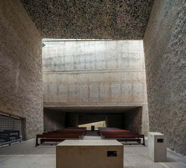 El uso del hormigón mezclado con piedra volcánica porosa le confiere una acústica excepcional, descrita como similar a la de una ópera.