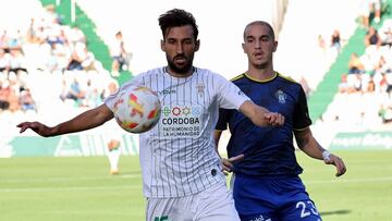 Álex Bernal protege el balón ante Etxaburu en el Córdoba-Talavera de Primera Federación.