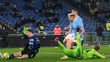 Atalanta's Danish forward Rasmus Hojlund (L) scores his side's second goal during the Italian Serie A football match between Lazio and Atalanta on February 11, 2023 at the Olympic stadium in Rome. (Photo by Vincenzo PINTO / AFP) (Photo by VINCENZO PINTO/AFP via Getty Images)