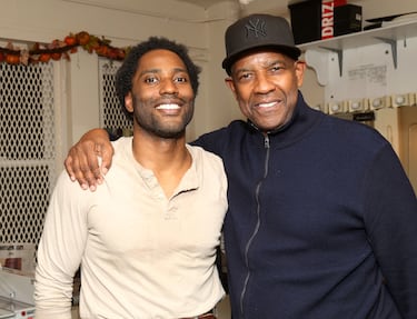 El actor John David Washington posando junto a su padre Denzel Washington.