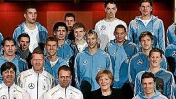 <b>CON LA CANCILLER ALEMANA.</b> Angela Merkel visitó a la 'Mannshaft' en Berlín.