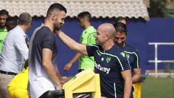 Paco López saluda a Sadiku.