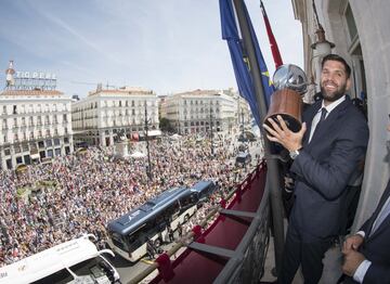 Felipe Reyes ofrece el trofeo a los seguidores que acudieron la Puerta del Sol.