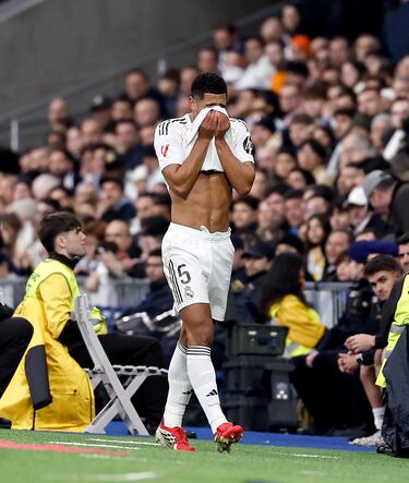 Gestos de dolor del jugador inglés mientras se retiraba del terreno de juego.