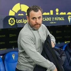 Se busca central y delantero en el Cádiz