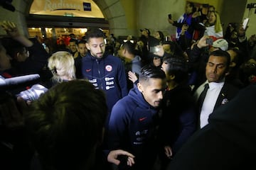 Los jugadores de la Roja recibieron el apoyo de los hinchas en la previa del amistoso ante Suecia.