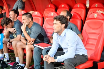 Rubi, en el banquillo del Almería Stadium.