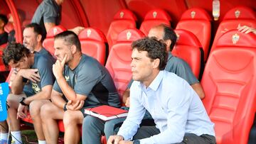 Rubi, en el banquillo del Almería Stadium.