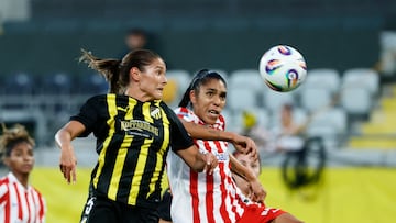 H�cken's Caroline Wickenheiser (L) and Atletico's Gabriela Garcia vie for the ball during the UEFA Champions League qualification match between BK BK Haecken FF and Club Atletico de Madrid in Gothenburg, Sweden, on September 11, 2025. (Photo by Adam IHSE / TT News Agency / AFP) / Sweden OUT