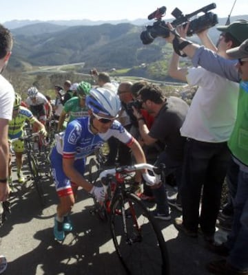 Numerosos ciclistas han tenido que desmotar hoy en el Alto de La Antigua, en la localidad guipuzcoana de Zumarraga, durante la tercera etapa de la 55 edición de la Vuelta al País Vasco.