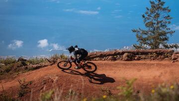 James Hughes, Master de las Enduro World Series, compitiendo en la parada de Madeira (Portugal) de las EWS 2019 de MTB.