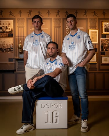 La camiseta está inspirada en el diseño estrenado por el RC Deportivo en la temporada 1987/1988, uno de los modelos más representativos de finales de los años 80. Durante esa década se consolidó la estética de franjas azules y blancas estrechas y el club comenzó a vestir marcas como Austral, Gilcor o Rafrey, además de incorporar su primer patrocinador, Hotel Rías Altas, en la temporada 1985/1986. Aquella campaña 1987/1988 quedó marcada por la permanencia lograda en la última jornada frente al Racing de Santander gracias al gol de Vicente Celeiro. El diseño recupera aquella camiseta de manga corta, fondo blanco y líneas verticales azules finas, que también se utilizó como segunda equipación en la temporada 1988/1989.