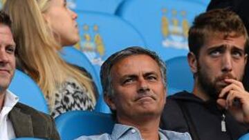 <b>COMO EN CASA. </b>Mourinho se sentó ayer en la grada del Etihad Stadium preparando la Champions.