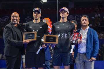 La pareja española formada por Alejandro Galán y Juan Lebrón posan con el trofeo de subcampeones del Premier Pádel de Acapulco.