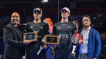 La pareja española formada por Alejandro Galán y Juan Lebrón posan con el trofeo de subcampeones del Premier Pádel de Acapulco.