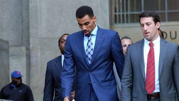 (FILES) This file photo taken on October 7, 2015 shows Atlanta Hawks forward Thabo Sefolosha (C) leaving the courthouse after attending his trial in New York.
 The city of New York has reached a $4 million settlement with a Swiss NBA player after the forward filed a lawsuit accusing police of false arrest and breaking his leg.Thabo Sefolosha, 32, suffered a season-ending fracture and ligament damage in his right leg after the incident outside a Manhattan nightclub in April 2015. / AFP PHOTO / JEWEL SAMAD
