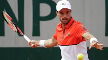 Roberto Bautista devuelve una bola a Jiri Vesely durante su partido de tercera ronda en Roland Garros.