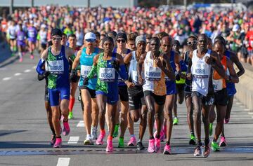 Un grupo de corredores de élite cruzan Verrazano bridge durante el Maratón de Nueva York.