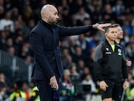 Claudio Giráldez da indicaciones en el Bernabéu durante el partido contra el Real Madrid.