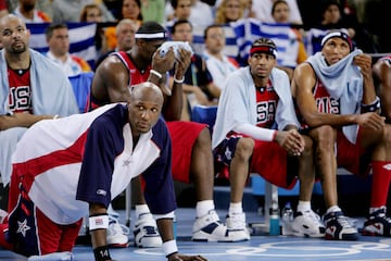 U.S. basketball players (L-R) Carlos Boozer, Lamar Odom, Lebron James, Allen Iverson and Stephon Marbury watch their teammates during action against Puerto Rico in the first half of their men's basketball game in the Athens 2004 Olympic Games August 15, 2004. REUTERS/Lucy Nicholson   
15/08/04 JUEGOS OLIMPICOS ATENAS 2004 BALONCESTO ESTADOS UNIDOS EEUU USA - PUERTO RICO BANQUILLO USA
PUBLICADA 16/08/04 NA MA22 4COL
