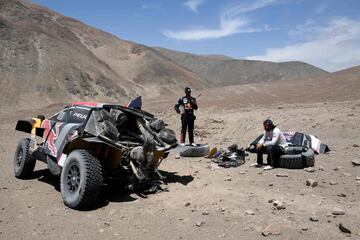 Cyril Despres y David Castera rompieron una de sus ruedas traseras en el kilómetro 180 de la especial y se vio obligado a esperar a las asistencias con una pérdida de tiempo irrecuperable para la general.