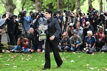 El español Carlos Alcaraz posa con el trofeo de la Norman Brookes Challenge Cup en el Royal Exhibition Building.
