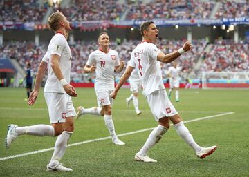 Jan Bednarek celebra el gol con el resto del equipo.