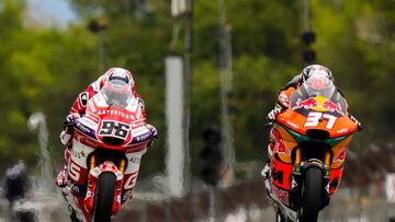 MONTMELÓ (BARCELONA), 02/09/2023.- El piloto británico Jake Dixon (i), de GasGas Aspar Team Moto2, y el piloto español Pedro Acostas (d), de Red Bull KTM, este sábado al inicio de la clasificación MotoGP del Gran Premio Monster Energy de Catalunya en el Circuit de Montmeló. EFE/ Enric Fontcuberta
