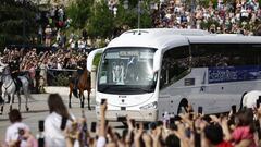 El autobús del Real Madrid en la Catedral de la Almudena.