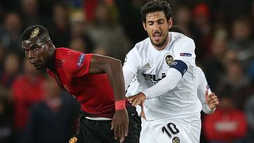 Parejo y Pogba disputan un balón en el United-Valencia.
