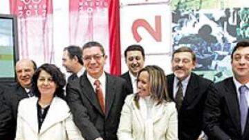 <b>UNIÓN TOTAL. </b>Alberto Ruiz-Gallardón, en el centro, posó ayer con representantes de todas las instituciones involucradas en la candidatura de los Juegos de Madrid 2012.