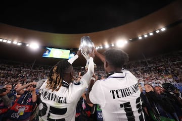 Camavinga y Tchouameni, grandes amigos, alzan la Supercopa de Europa en Helsinki.