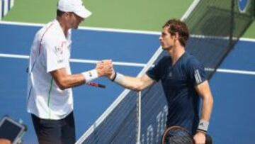 Andy Murray saludando al estadounidense John Isner al t&eacute;rmino del encuentro correspondiente a los octavos de final del Masters 1.000 de Cincinnati disputado hoy.