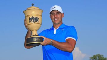 Brooks Koepka posa con el trofeo de campe&oacute;n del World Golf Championship-FedEx St Jude Invitational en el TPC Southwind de Memphis, Tennessee.