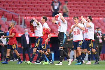 Los jugadores de la seleccion española con la camiseta de la candidatura de España y Portugal para el Mundial 2030.

