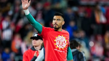 GIRONA (CATALUÑA), 20/04/2024.- El guardameta del Girona Paulo Gazzaniga celebra la victoria tras el partido de la jornada 32 de LaLiga EA Sports entre el Girona y el Cádiz, este sábado en el estadio de Montilivi. EFE/Siu Wu
