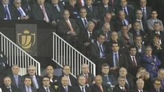 El Rey encabez&oacute; un palco en el que a su derecha se sentaron los dirigentes del Real Madrid y a su izquierda los del Barcelona.
 