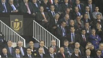 El Rey encabezó un palco en el que a su derecha se sentaron los dirigentes del Real Madrid y a su izquierda los del Barcelona.
