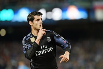 Lleg¨® libre al Madrid con 16 a?os en 2008 y se
march¨® en 2017, tras liderar la Unidad B de Zidane (20 goles), a cambio de los 80M€
que desembols¨® el Chelsea. Hab¨ªa
sido recomprado un curso antes de
la Juventus. Internacional con la Selecci¨®n (27 goles en 57 partidos), ha vuelto al Atleti tras
otro paso por la Juve en calidad de cedido.
