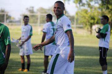 En la temporada siguiente permaneció en esta liga, aunque cambió de equipo y pasó a formar parte del Siam Navy.