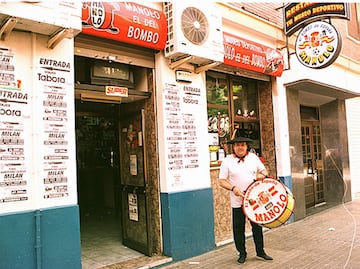 Manolo termin viviendo en Valencia donde estableci su bar "Tu Museo Deportivo" junto al estadio de Mestalla. 