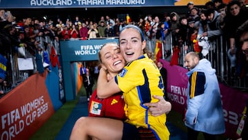Aitana Bonmat¨ª y Fridolina Rolfo, compa?eras en el Bar?a, posan juntas tras haberse intercambiado las camisetas.