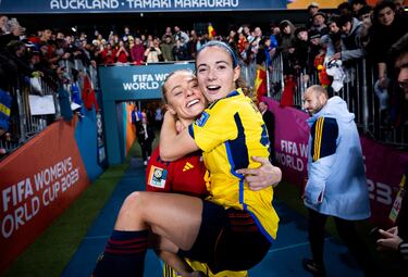 Aitana Bonmatí y Fridolina Rolfo, compañeras en el Barça, posan juntas tras haberse intercambiado las camisetas.