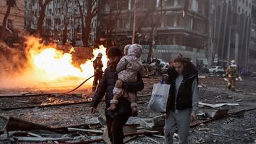 People leave the site of a Russian missile strike, amid Russia's attack on Ukraine, in central Kyiv, Ukraine December 20, 2024. REUTERS/Yan Dobronosov