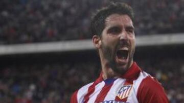 Raúl García celebra el gol que le marcó al Valencia en el Calderón.