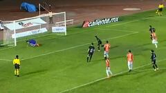 ¡Engañó al arquero! Isaac Díaz volvió a anotar en México