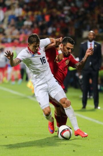 Cristian Gamboa con Vitolo.