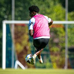 Thierry Rendall rompe las métricas