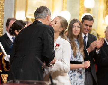 El Rey Felipe VI y la princesa Leonor se dan un beso durante el acto de jura de la Constitución ante las Cortes Generales, en el Congreso de los Diputados.